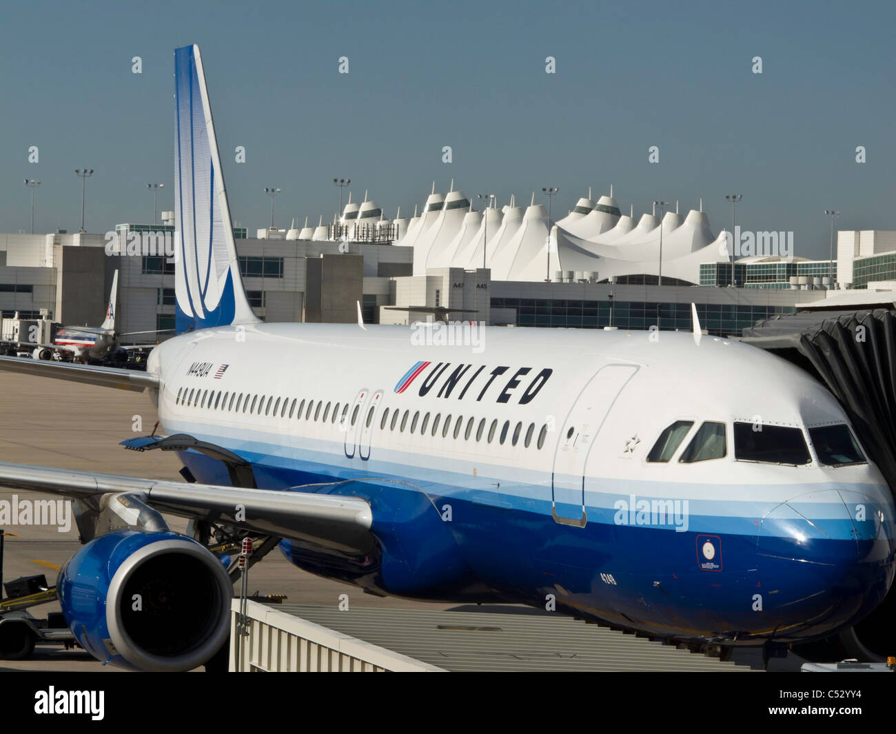 United-Flugzeugen, Flughafen-Gate und Taxistand Stockfoto