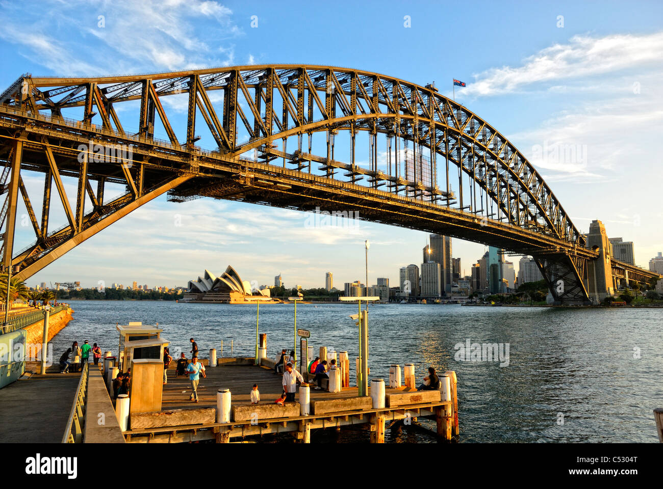 Sydney Harbour Bridge im Abendlicht, mit der Oper im Hintergrund und Sydney Hafen unten. Sydney Australien; Australische Ikone Stockfoto
