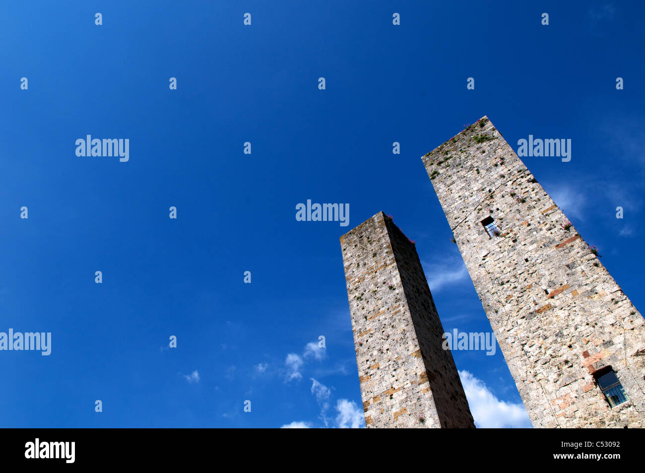 Zwei steinerne Türme in San Gimignano, eingemauert eine kleine mittelalterliche Stadt in der Toskana. Stockfoto