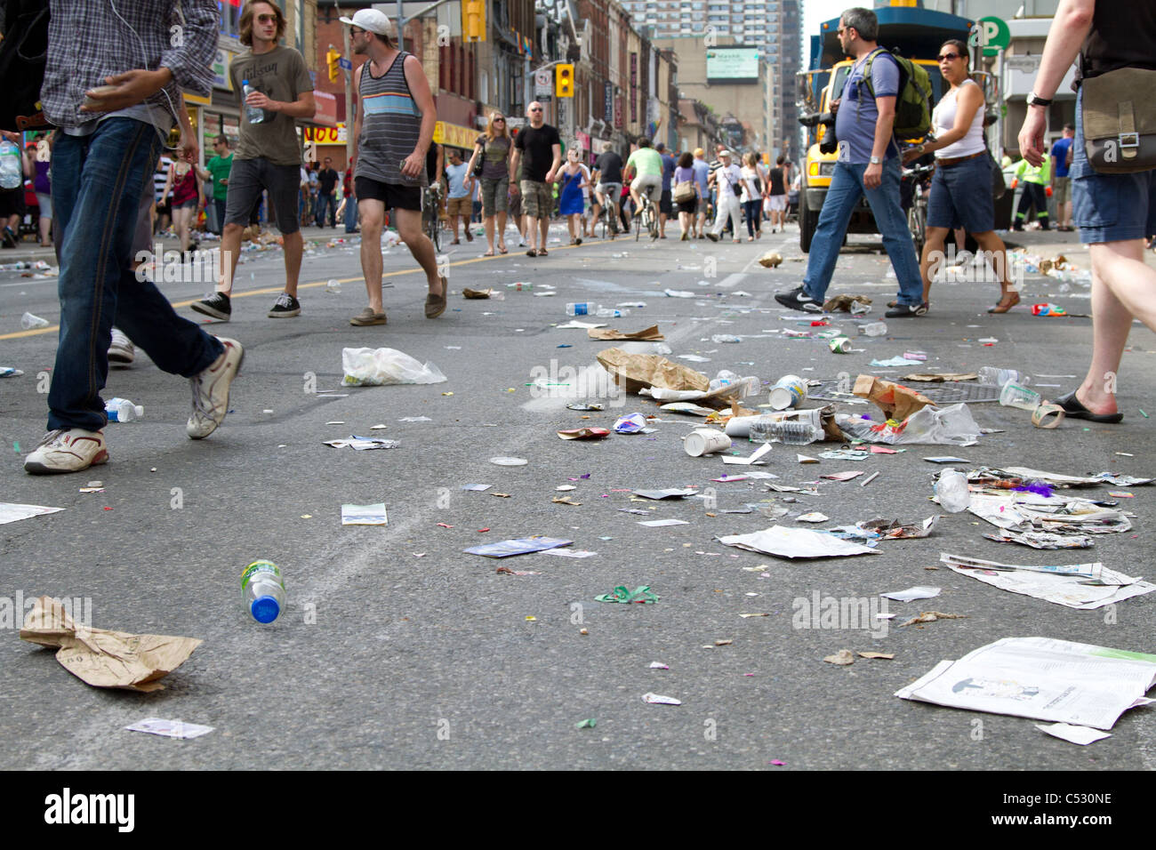 Straße im freien Menschen im Müll zu Fuß Stockfoto