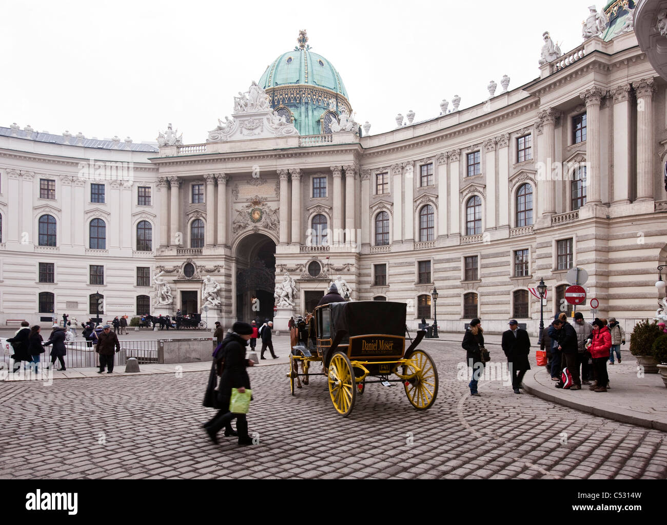 Ein Pferd angetrieben Wagen kreuzt vor der Hofburg Michaeler Platz. Wien, Österreich. Stockfoto