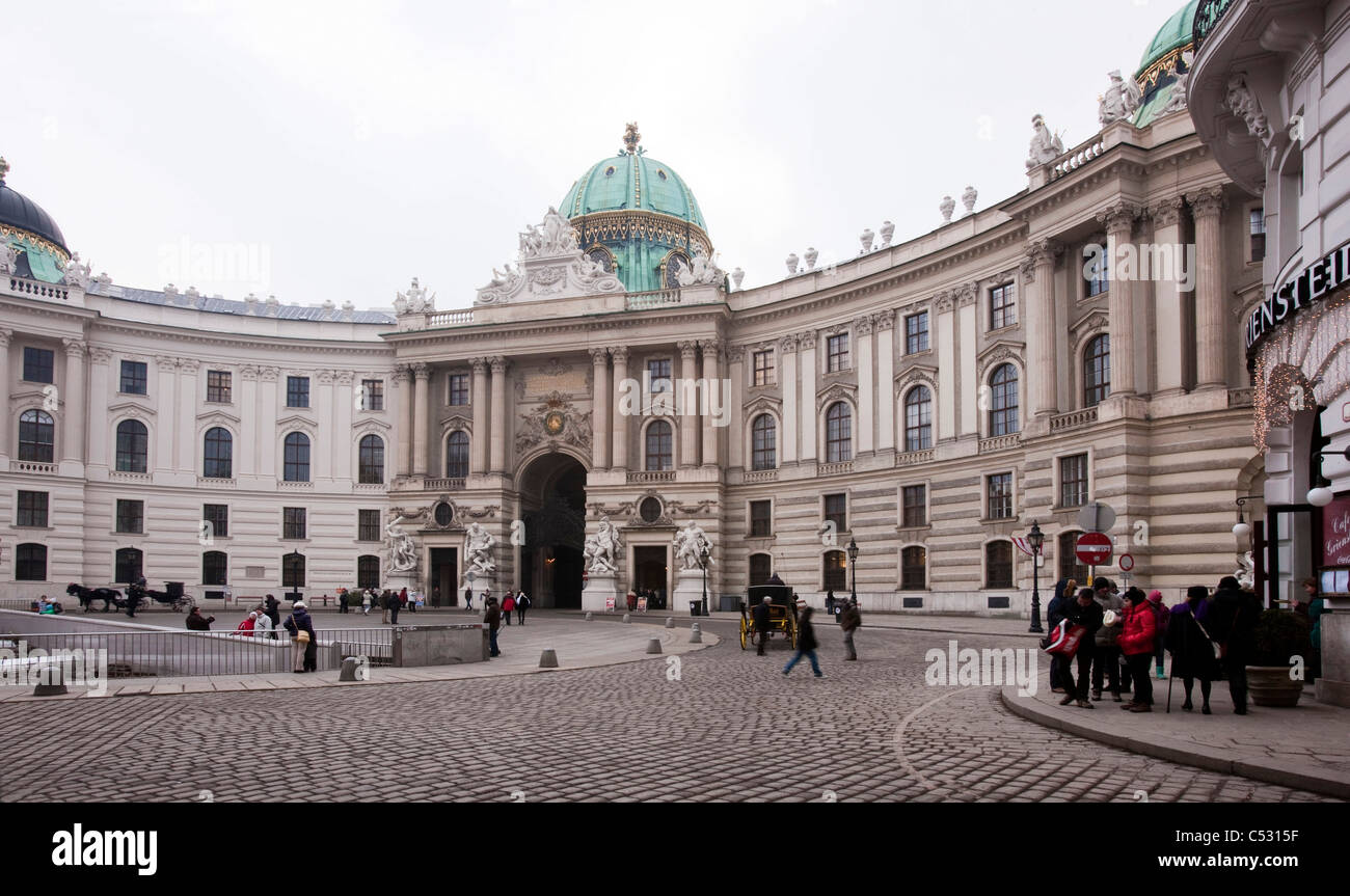 Die Hofburg mit dem Michaeler Platz im Vordergrund. Wien, Österreich. Stockfoto