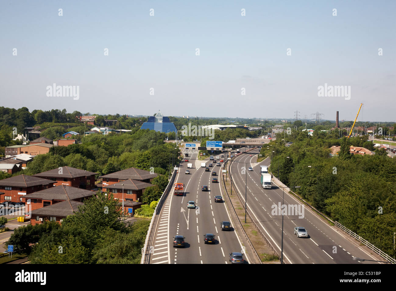 Autobahn M60 mit Pyramide Gebäude von Stockport Viadukt aus gesehen Stockfoto