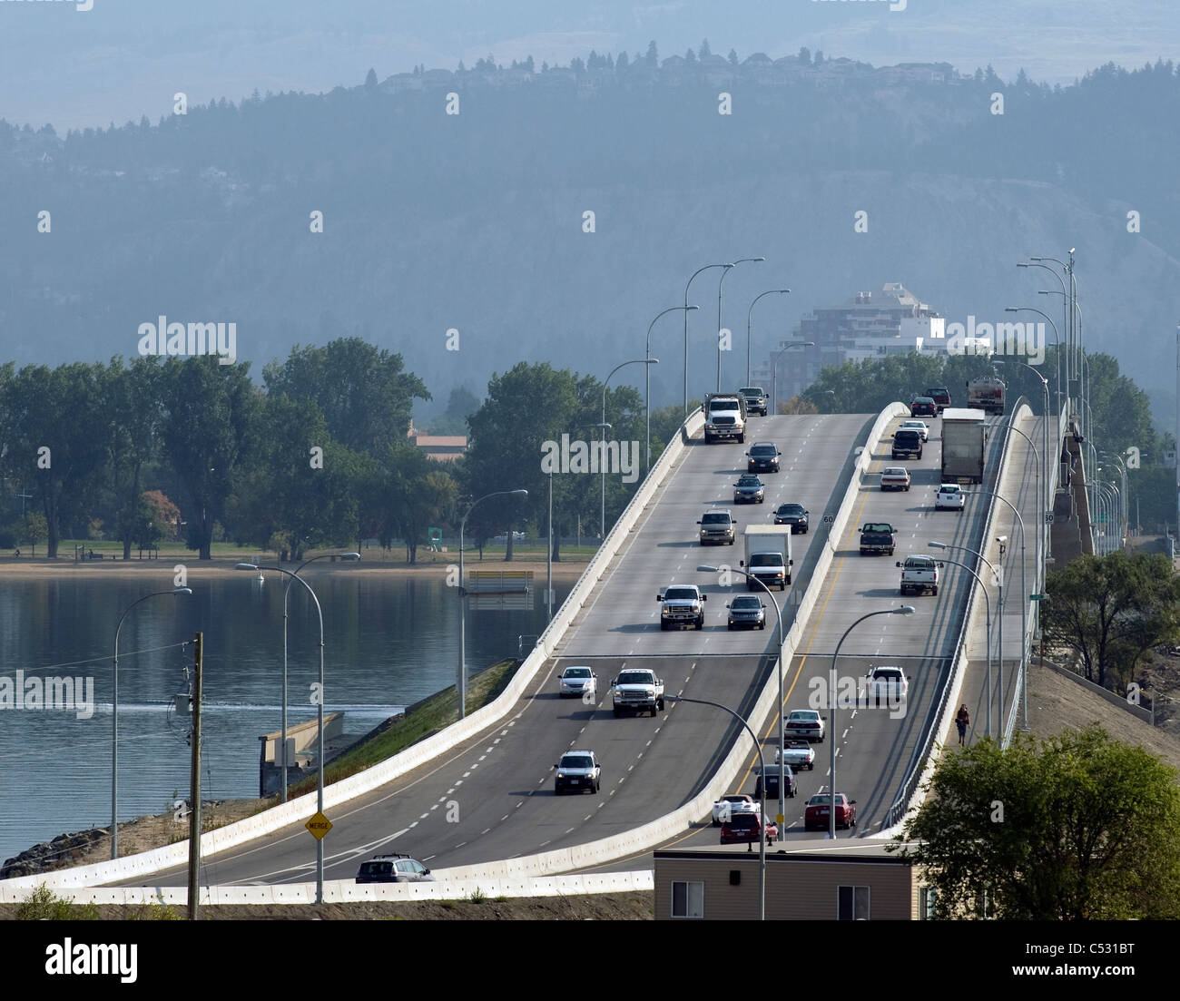 Autobahn und Bennett Brücke Okanagan Lake in Kelowna Stockfoto