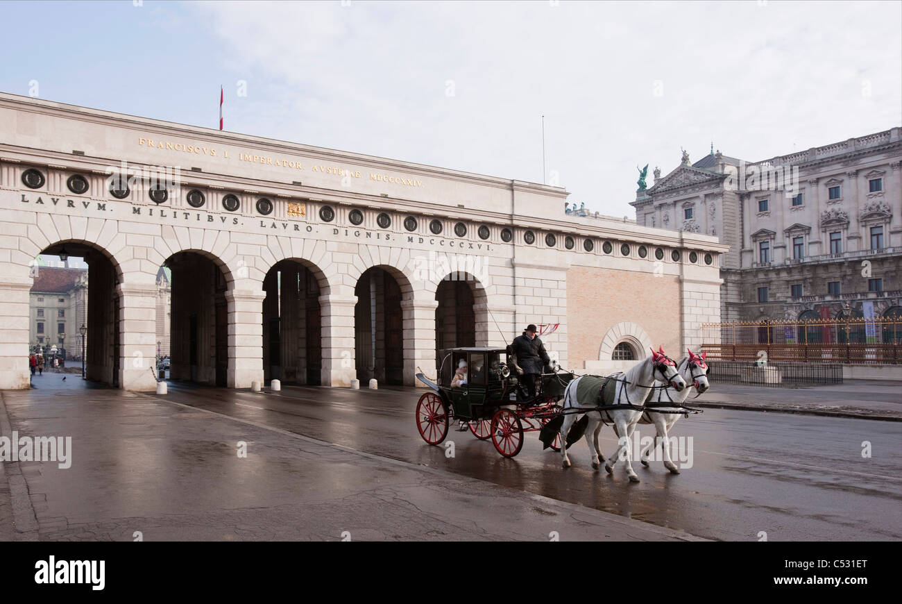 Pferdekutsche Gefahren verlässt der Hofburg. Wien, Österreich. Stockfoto