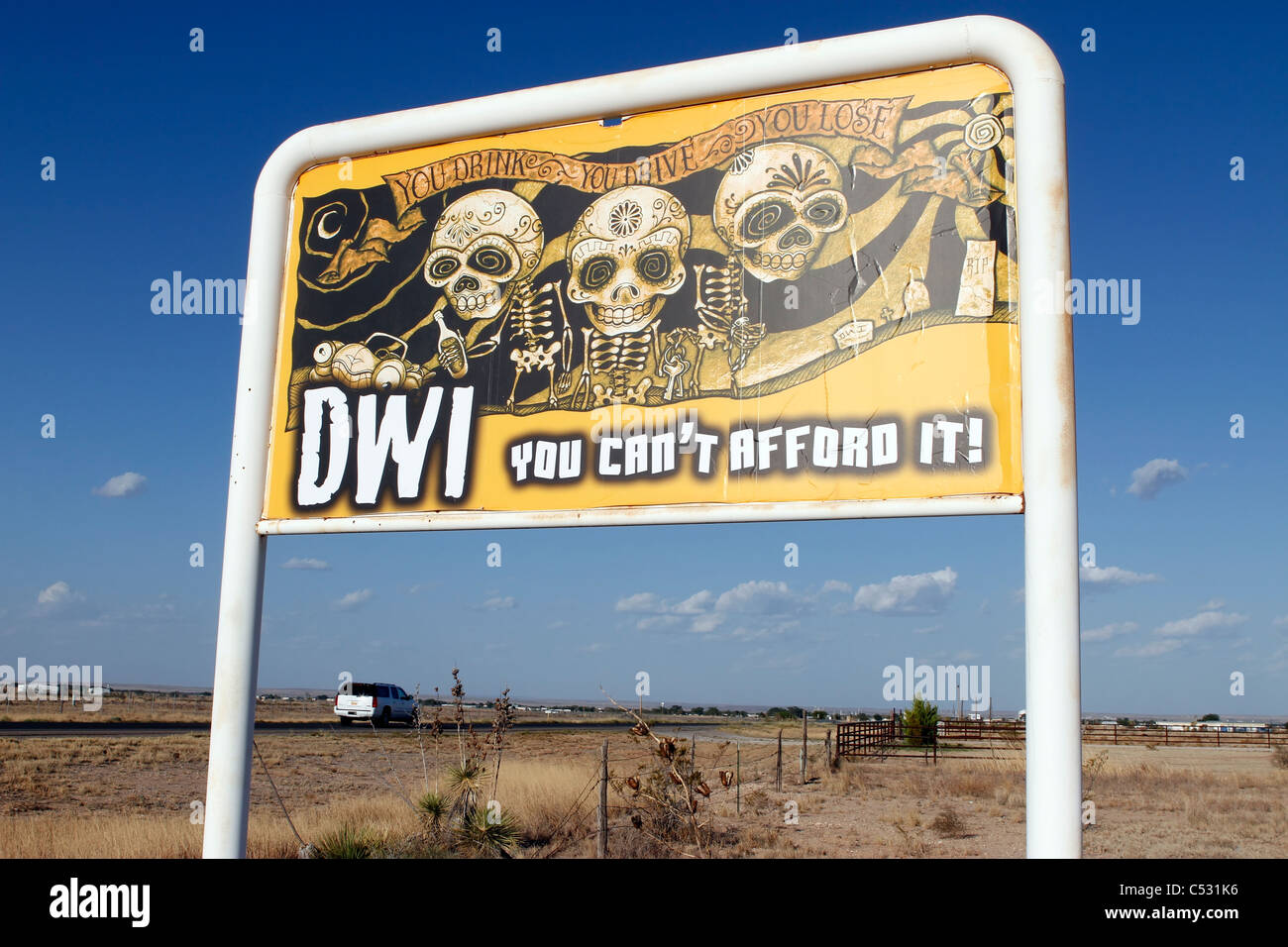 Am Straßenrand Werbung gegen das Fahren unter Alkoholeinfluss im ländlichen New Mexiko. Stockfoto