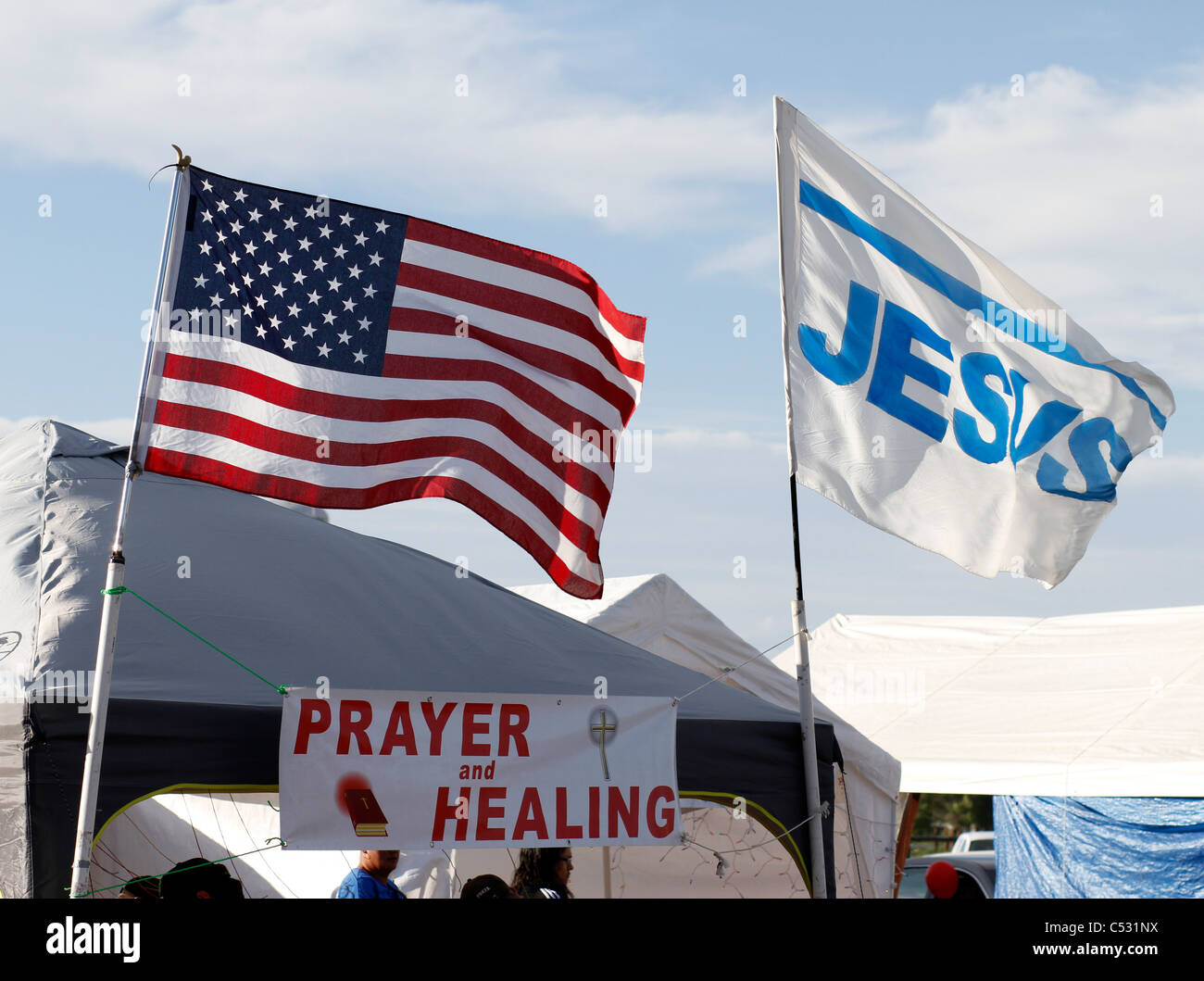 USA und religiöse Flaggen über einen Stand der Prediger auf den östlichen Shoshone Indian Days in Fort Washakie, Wyoming. Stockfoto