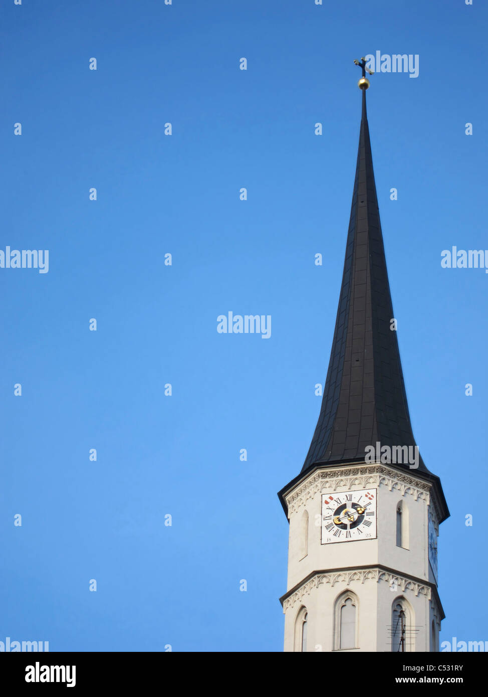 Saint Michael Kirchturm in den blauen Himmel aufsteigt. Wien, Österreich. Stockfoto