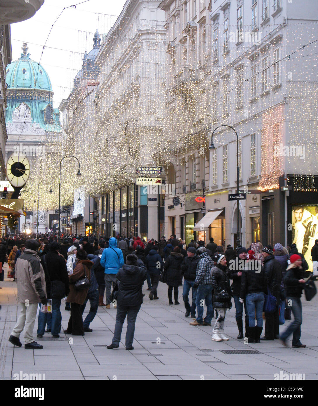 Die Weihnachtsbeleuchtung Funkeln über den Käufern auf dem Kohlmarkt. Wien, Österreich. Stockfoto