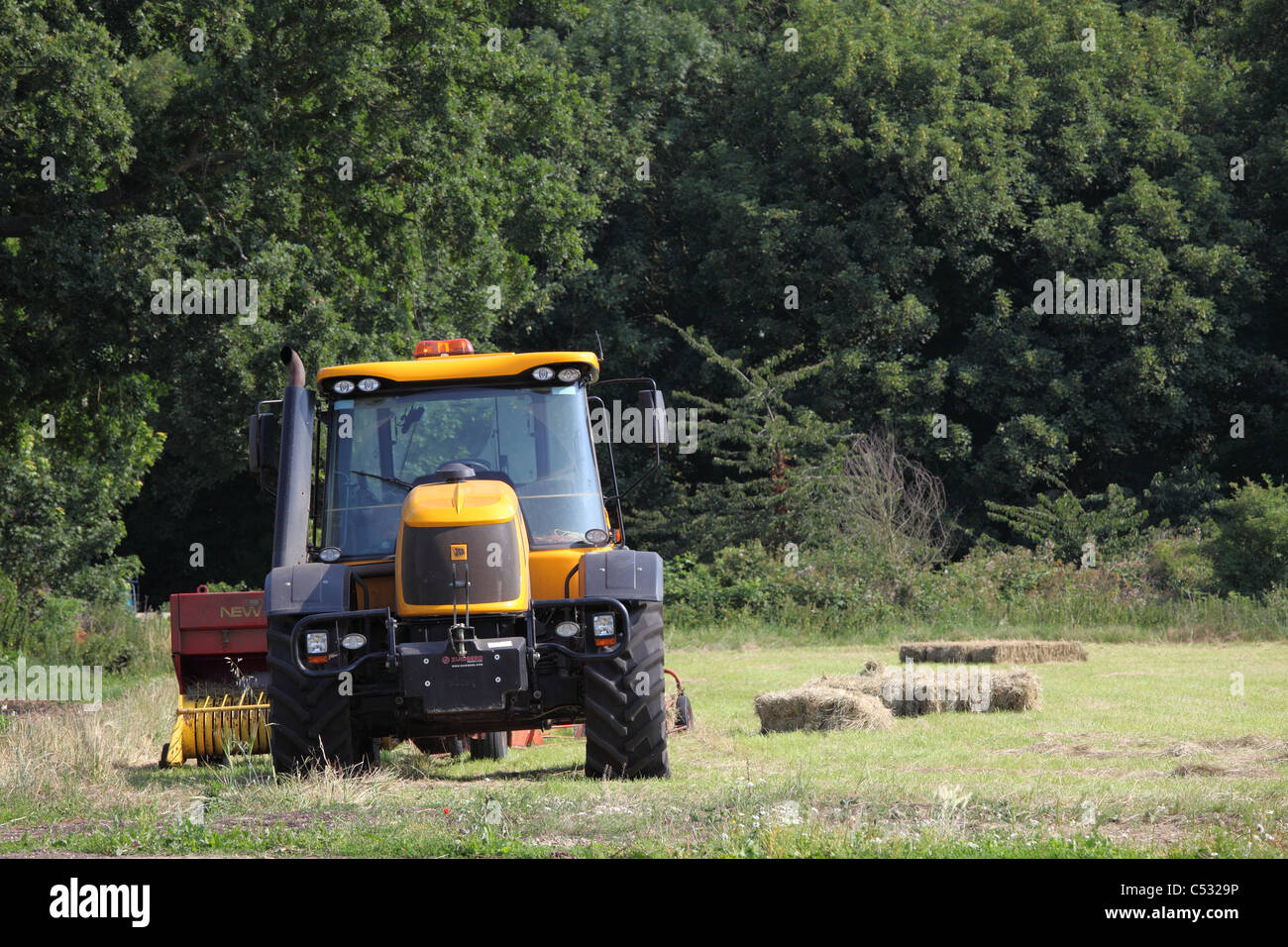 Moderne Traktor mit Ballenpresse Milton Stockfoto