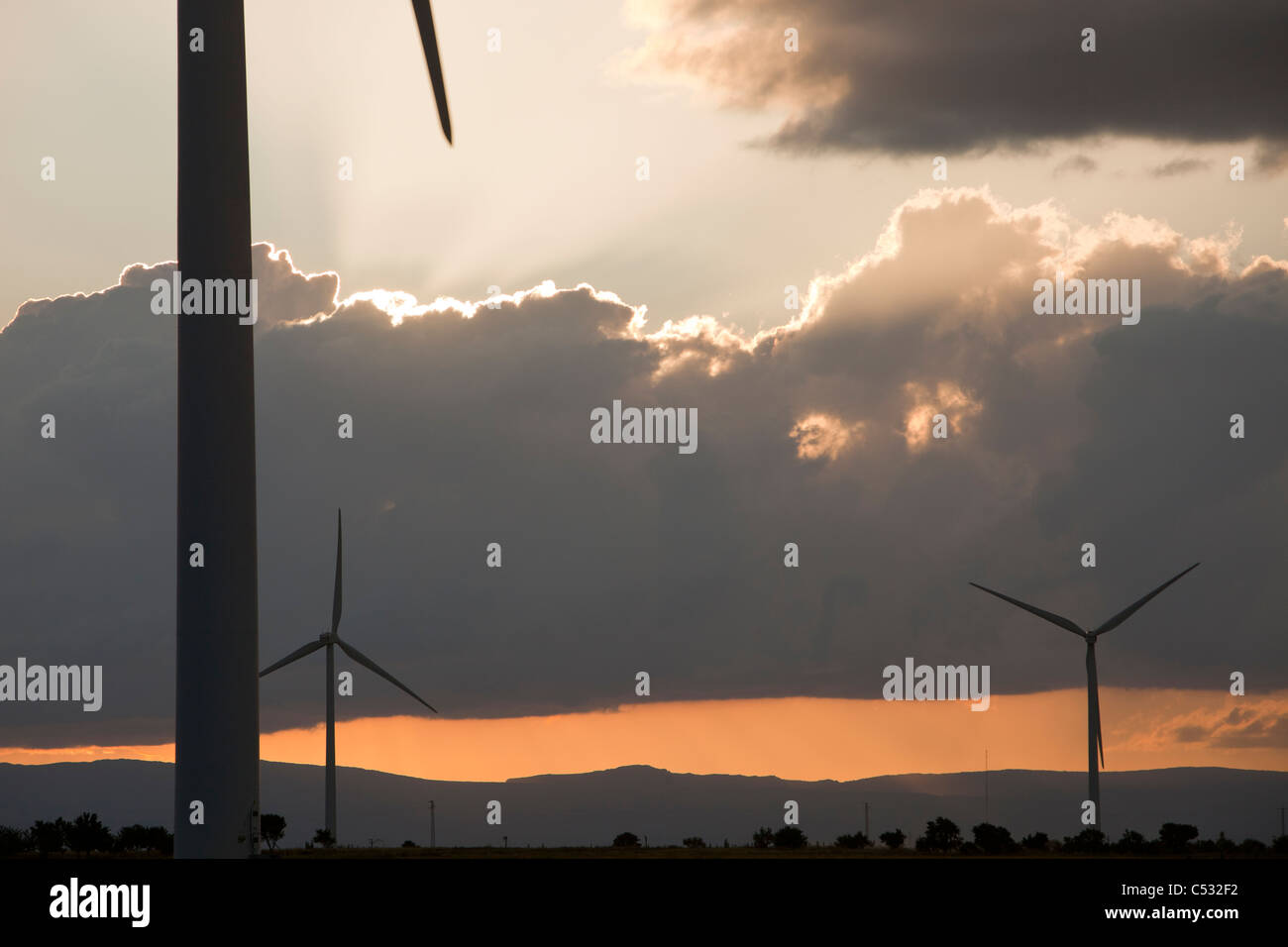 Ein Windpark in der Nähe von La Calahorra in Andalusien, Spanien, bei Sonnenuntergang. Stockfoto