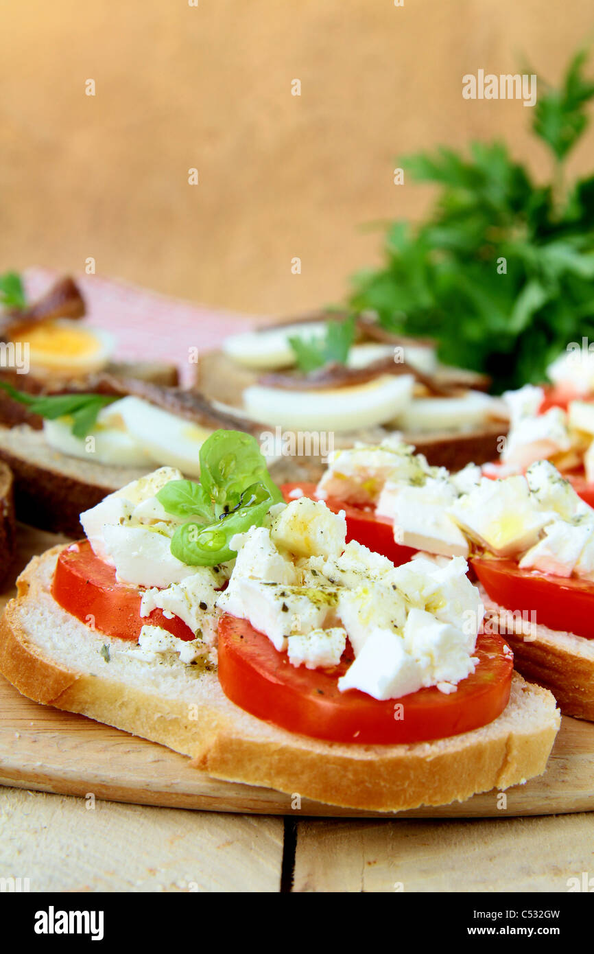Snacks-Sandwich mit Tomaten und Ziegenkäse Stockfoto
