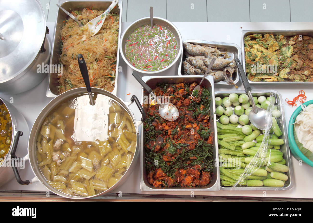 Thai Street stall Food -, Curry, Fisch, Gemüse, Nudeln Saucen Stockfoto