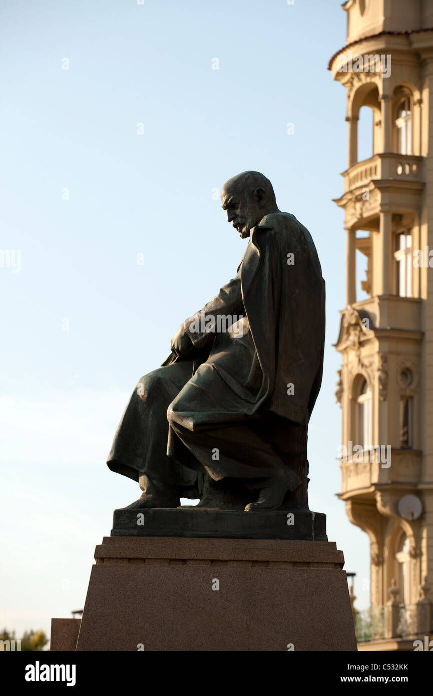 Prag - Statue des tschechischen Schriftstellers Alois Jirasek von Moldau Stockfoto