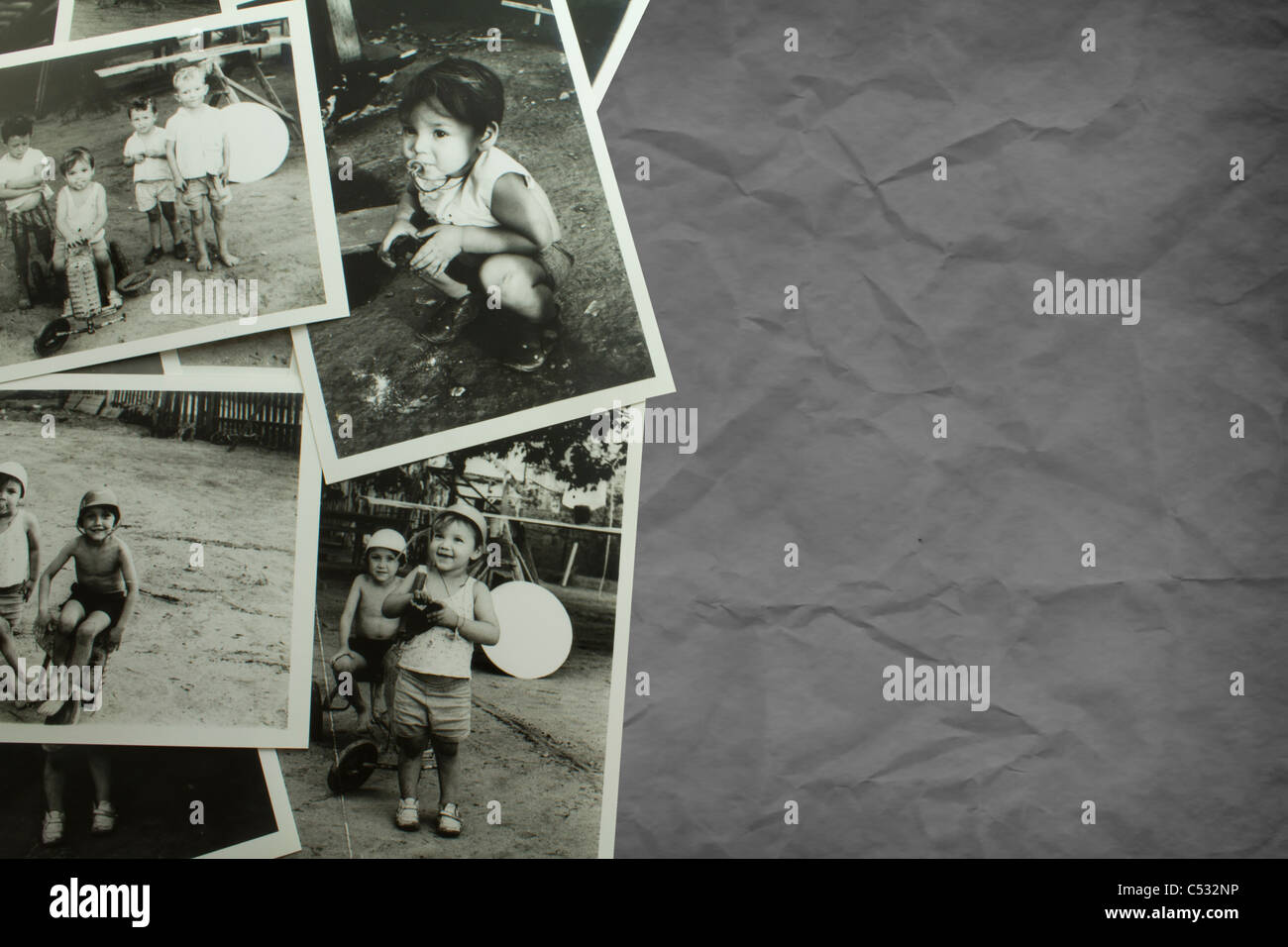 Alte Foto-Maschine mit einem Fall und ein paar schwarz-weiß Bilder. Stockfoto