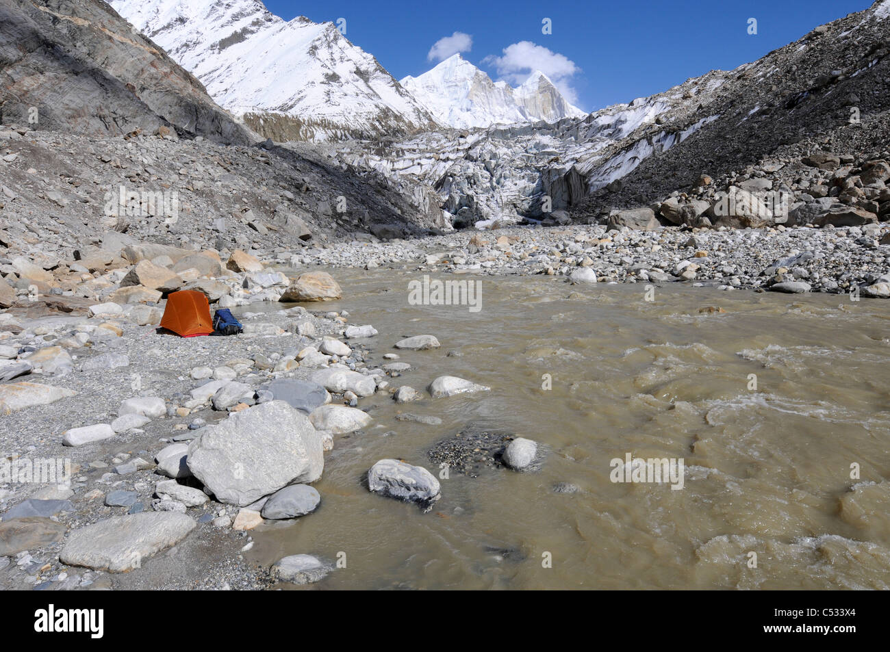 Gaumukh - die Quelle des Flusses Ganges in der Nähe von Gangotri, Indien. Stockfoto