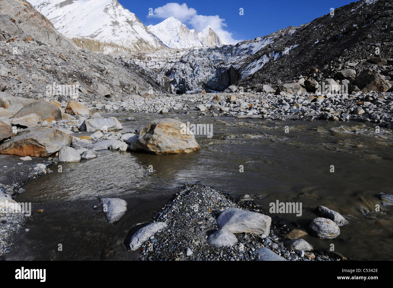 Gaumukh - die Quelle des Flusses Ganges in der Nähe von Gangotri, Indien. Stockfoto