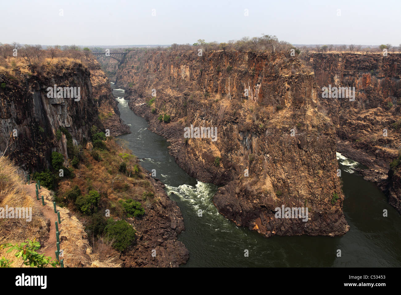 Die felsige Schlucht erstellt am Sambesi-Fluss bildet die Grenze zwischen Sambia und Simbabwe. Stockfoto