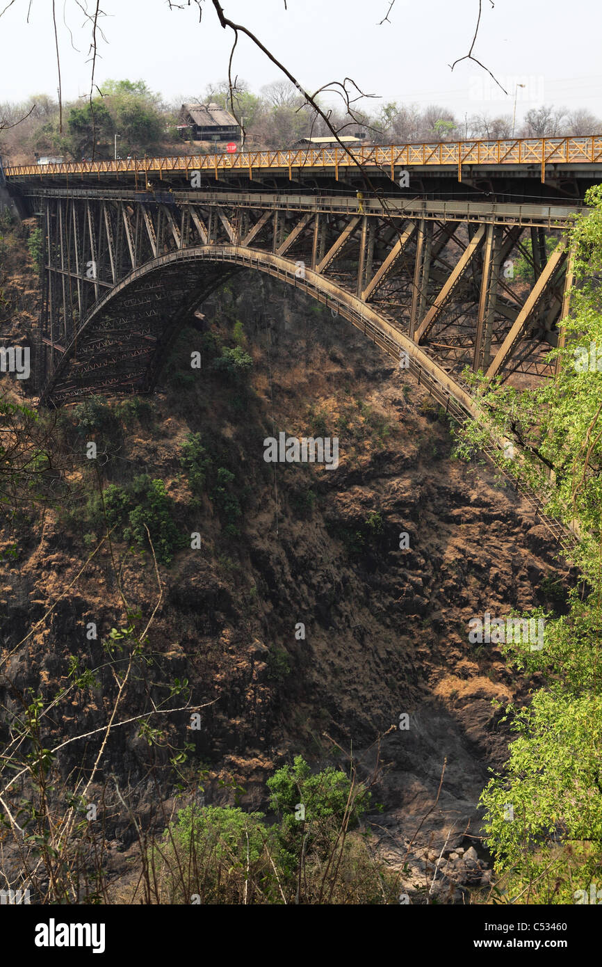 Victoria Falls Bridge überspannt die Schlucht geschnitten am Sambesi-Fluss entlang der Grenze zwischen Sambia und Simbabwe. Stockfoto