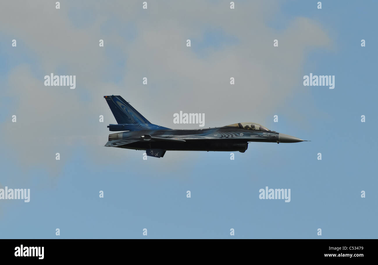 f-16 Kampfjet Kunstflug bei einer Airshow zu tun Stockfoto