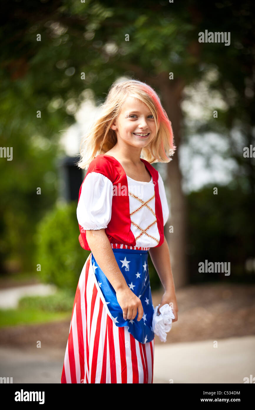 Ein junges Mädchen gekleidet als Betsy Ross in der I'On Gemeinschaft 4. Juli Parade. Stockfoto