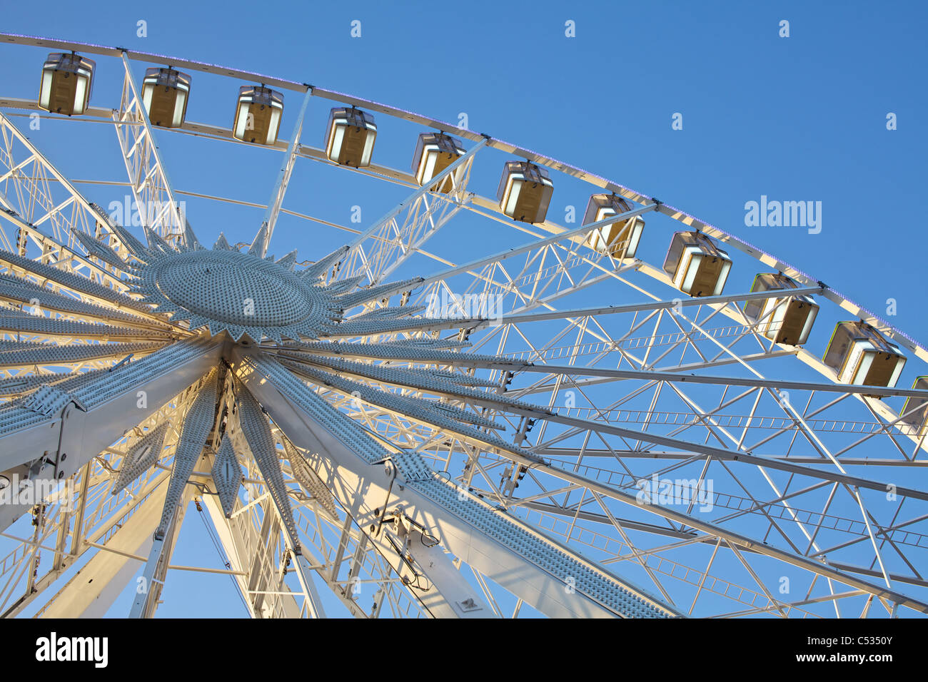 Riesenrad Beobachtung Wintersonne gegen blauen Himmel Stockfoto