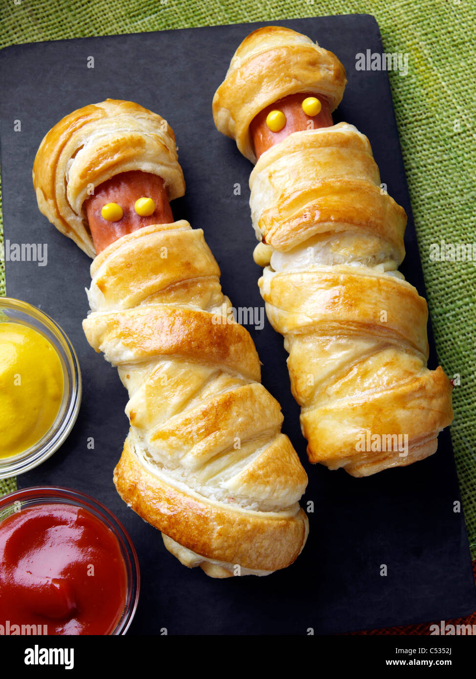 Umschlossenen Frankfurter Würstchen mit Senf und Tomaten ketchup Stockfoto