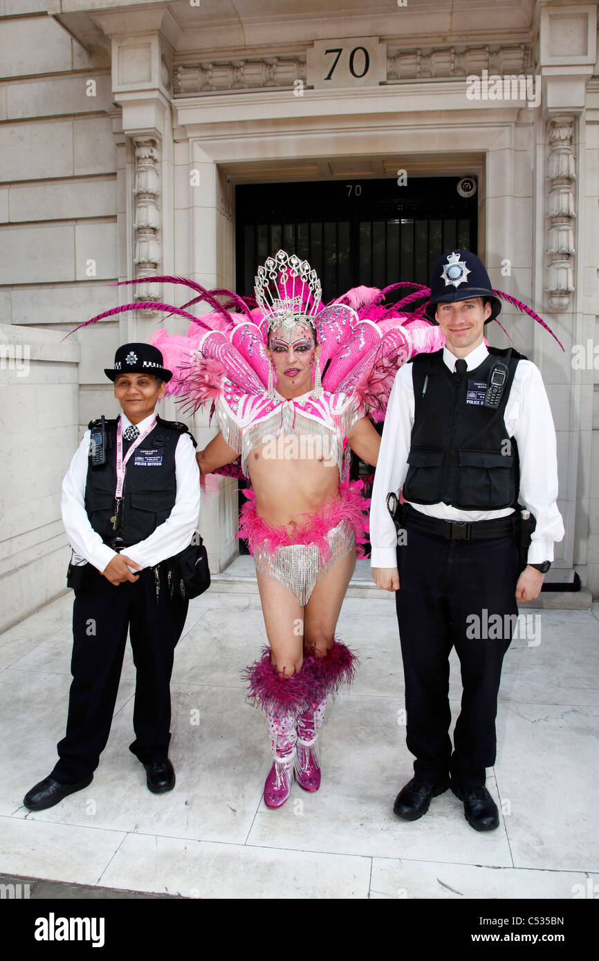 Teilnehmer mit der Polizei in London Gay Pride Parade 2011 Stockfoto