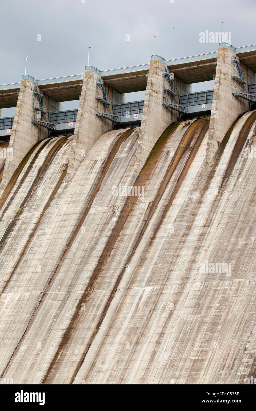 Die Iznajar elektrische Wasserkraftwerk in der Nähe von Antequera in Andalusien, Spanien. Stockfoto