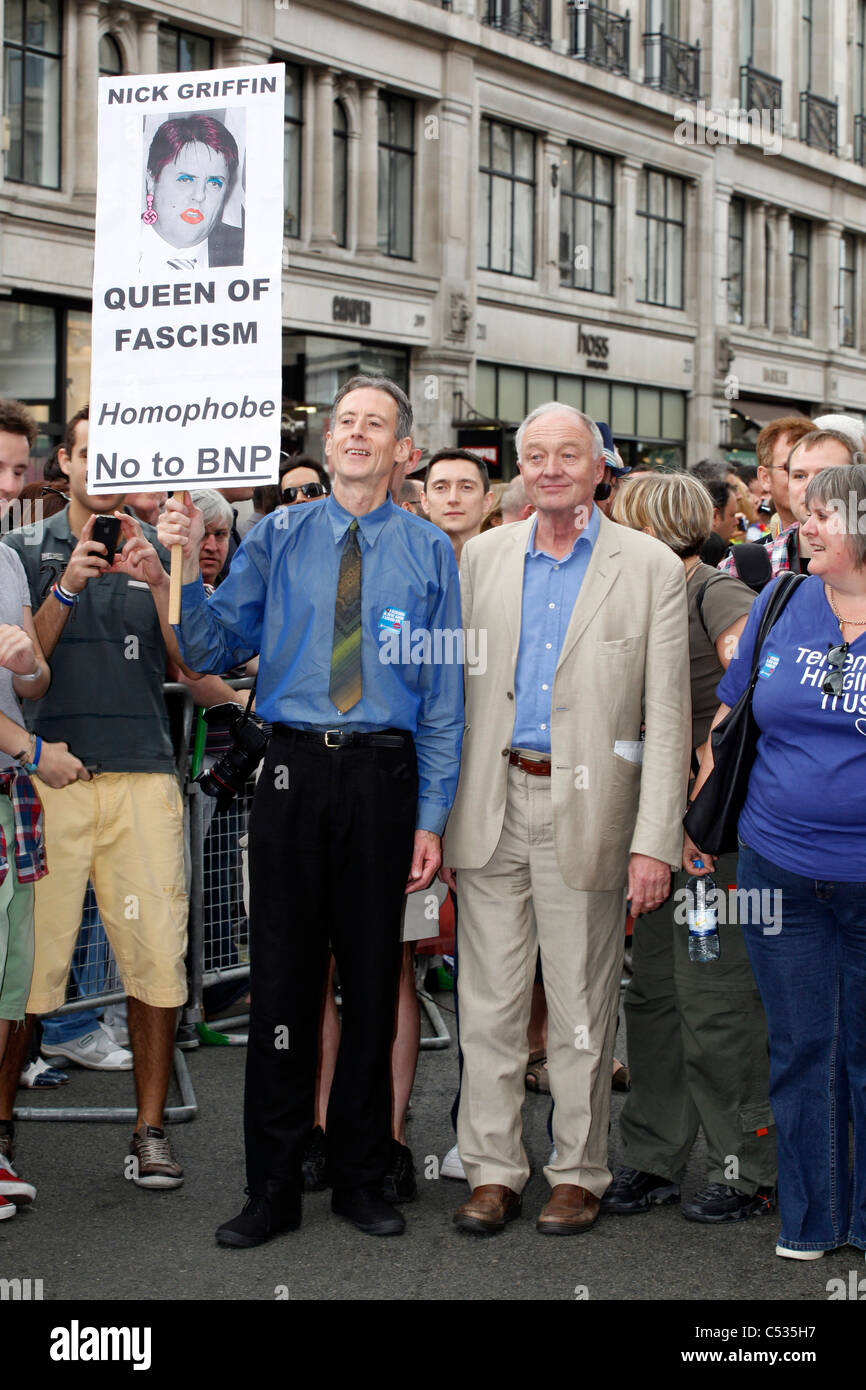 Peter Tatchell mit einem Plakat zeigt Nick Griffin von der BNP als Königin des Faschismus mit Ken Livingstone in London Pride Parade Stockfoto