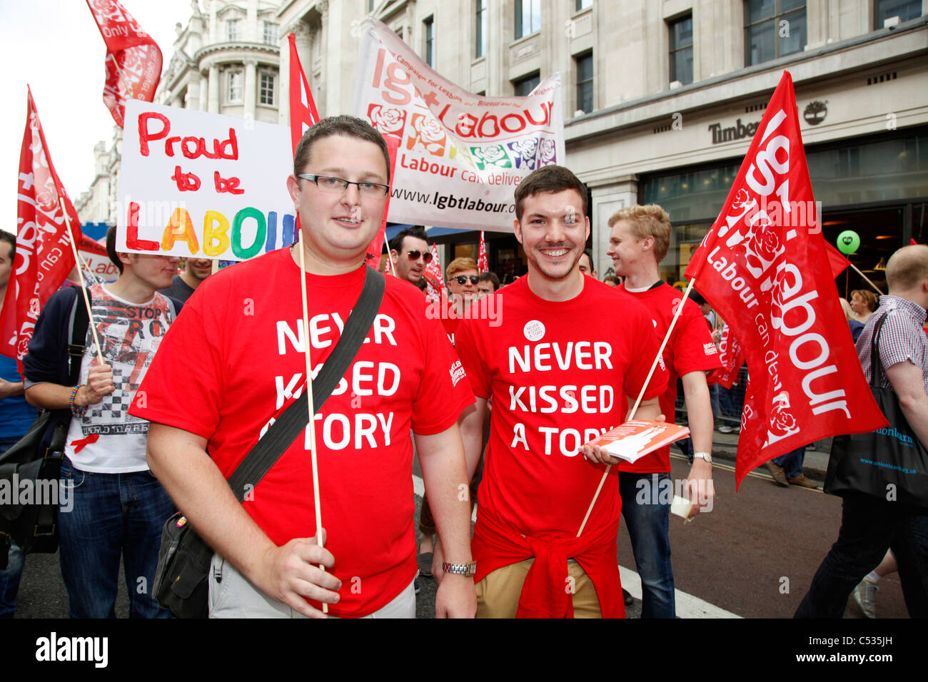 LGBT-Arbeit nehmern "küßte nie einen Tory" T-Shirts in London Gay Pride Parade 2011 Stockfoto