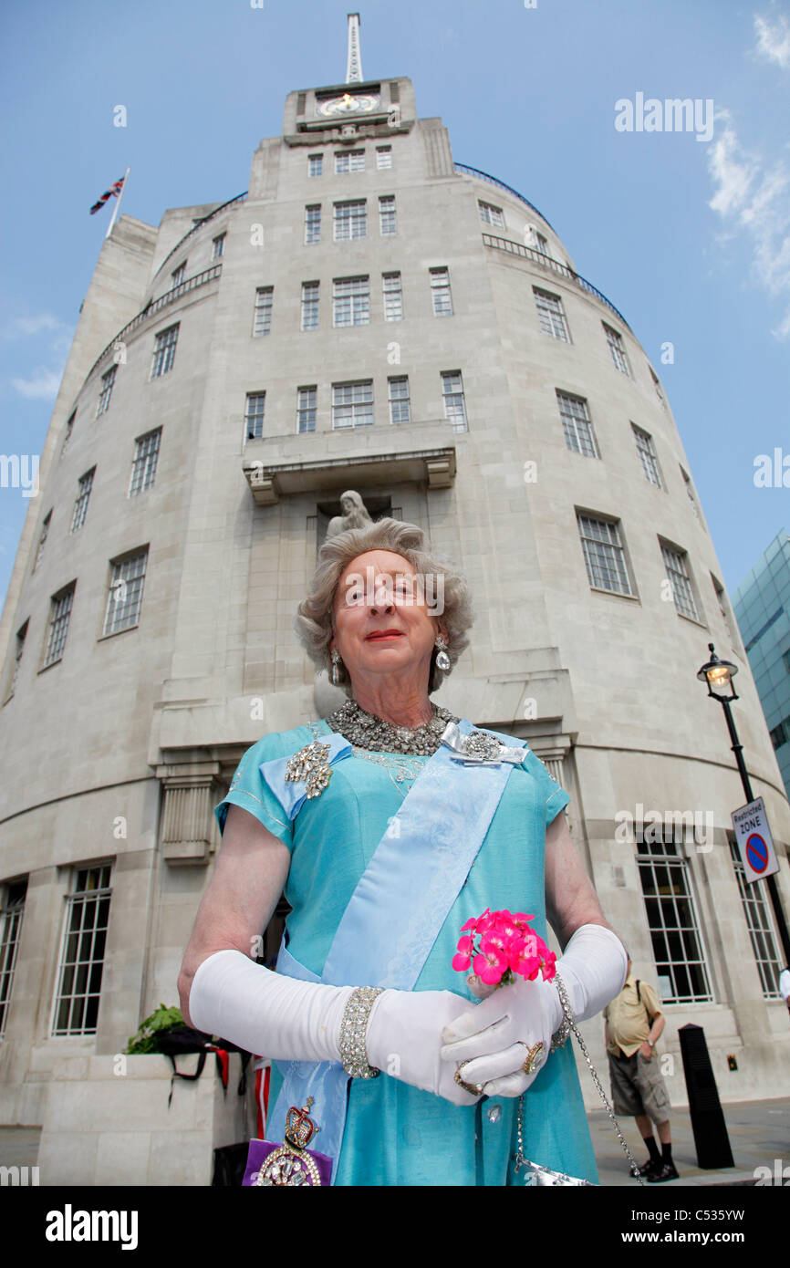 Mann verkleidet als Königin Elizabeth II. in London Pride Parade 2011 Stockfoto