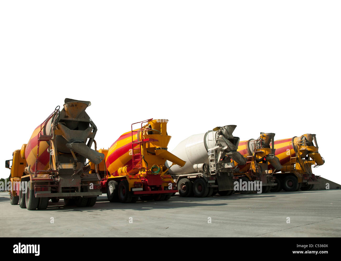 Fünf Zement Trucks.Isolated auf weißem Hintergrund Stockfoto