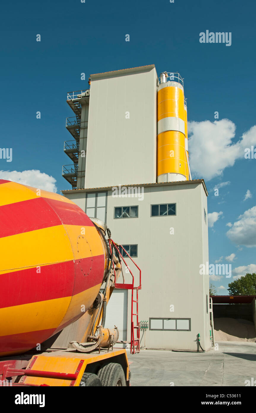 Zementfabrik am blauen Himmelshintergrund. LKW auf ersten plan Stockfoto