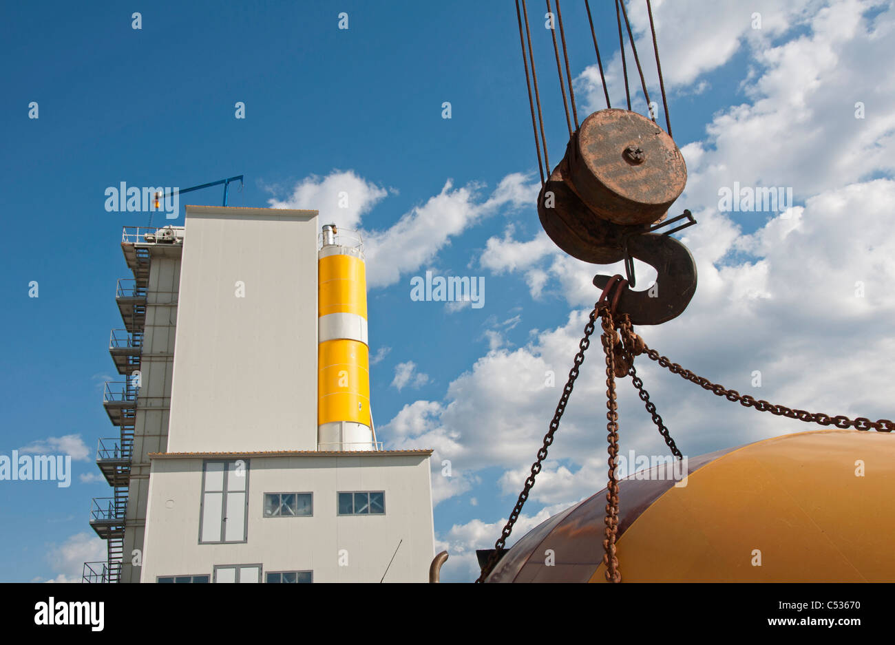 Zementfabrik am blauen Himmelshintergrund und Haken heben Stockfoto