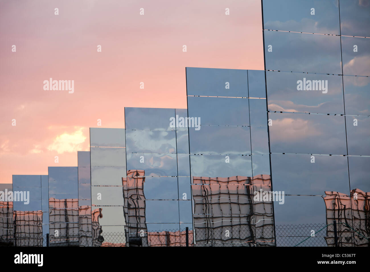 Heliostaten, große reflektierende Spiegel Regie Sonnenlicht PS20 thermische Solarturm Stockfoto