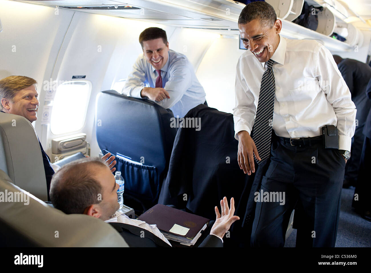 Präsident Barack Obama Witze mit Ben Rhodes, stellvertretender nationaler Sicherheitsberater für strategische Kommunikation an Bord der Air Force One Stockfoto