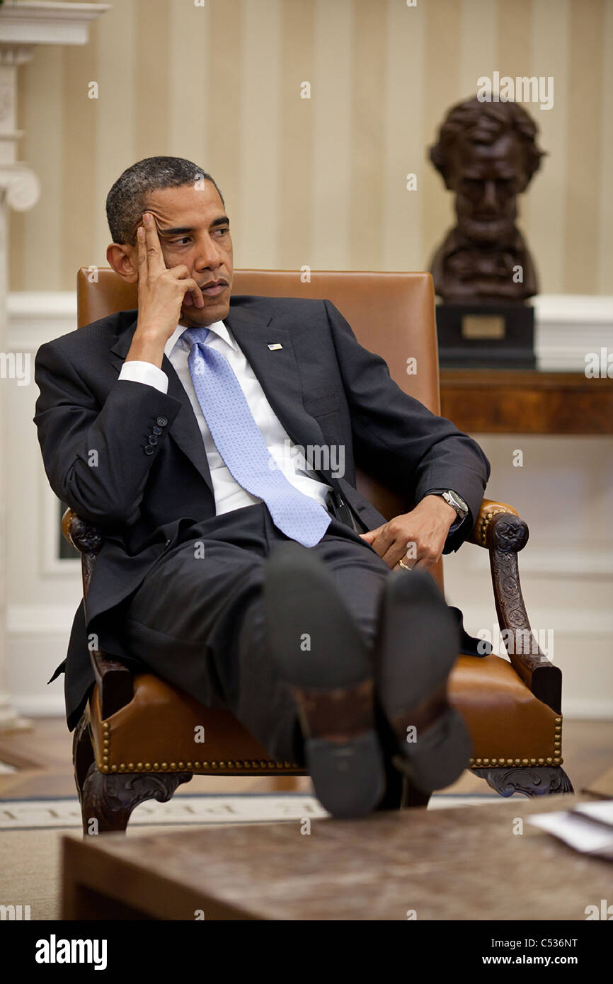 Präsident Barack Obama hört während eines Treffens mit Beratern im Oval Office, 8. Juni 2011. Stockfoto