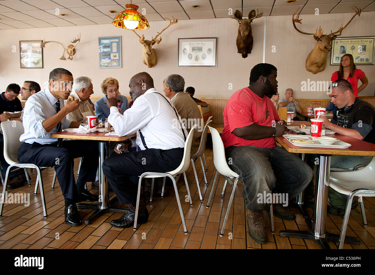 Präsident Barack Obama hat Mittagessen mit Toledo Bürgermeister Michael Bell bei Rudy es Hot Dog in Toledo, Ohio, 3. Juni 2011. Stockfoto