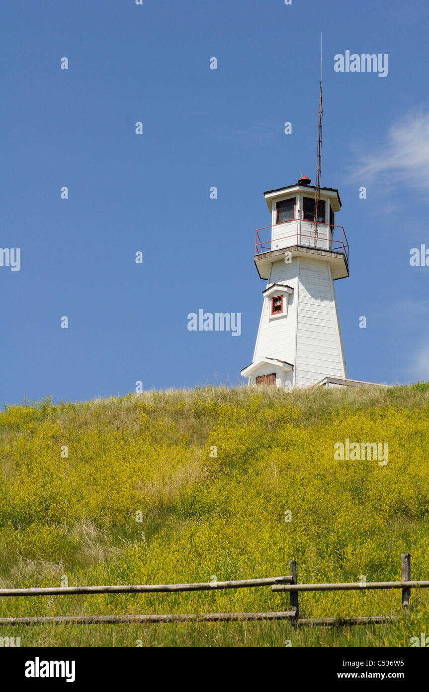 Der einzige Leuchtturm auf der Prärie zu finden sitzt einer Spitze ein Hügels mit Blick auf einen großen See in Centrl Saskatchewan, Kanada. Stockfoto