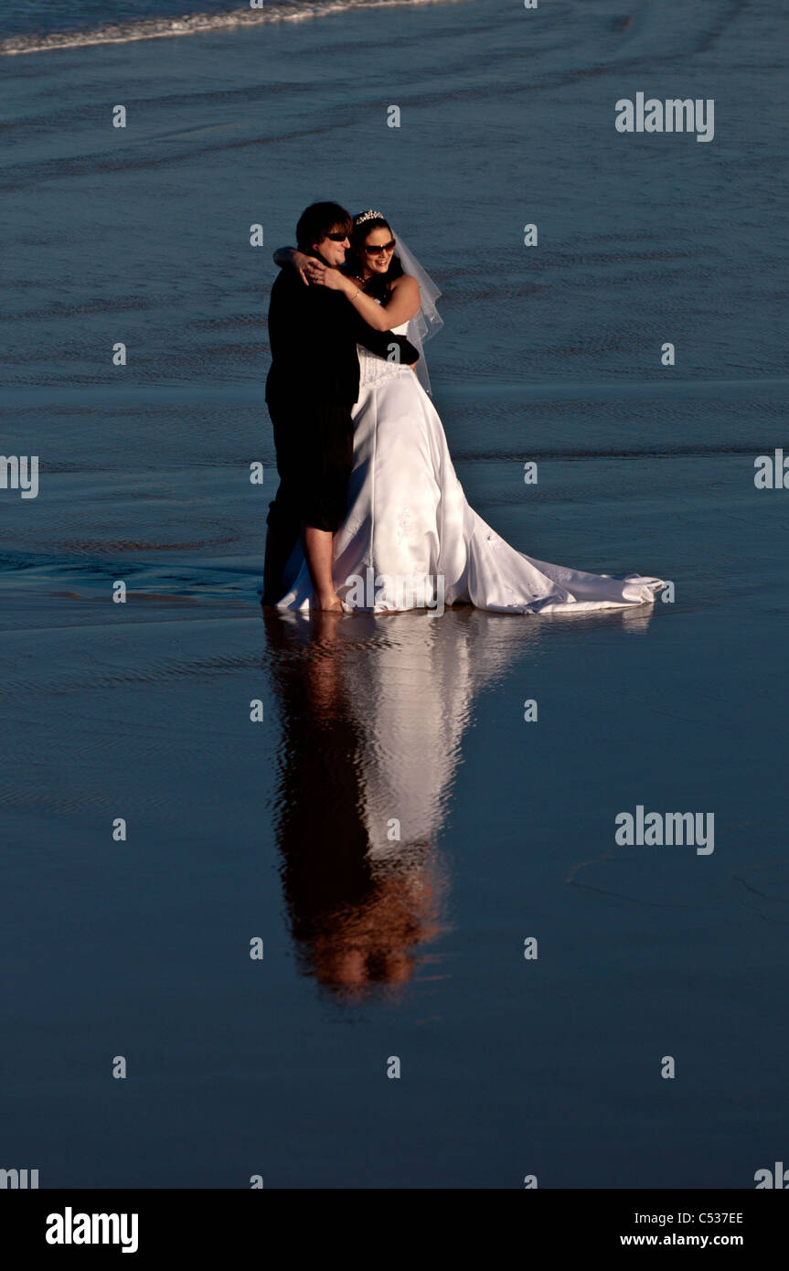 Braut und Bräutigam an einem Strand der Gold Coast, Queensland, Australien Stockfoto