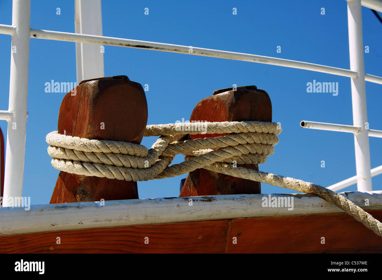 Holzschiff Detail festgemacht. Seil. Schienen. Stockfoto