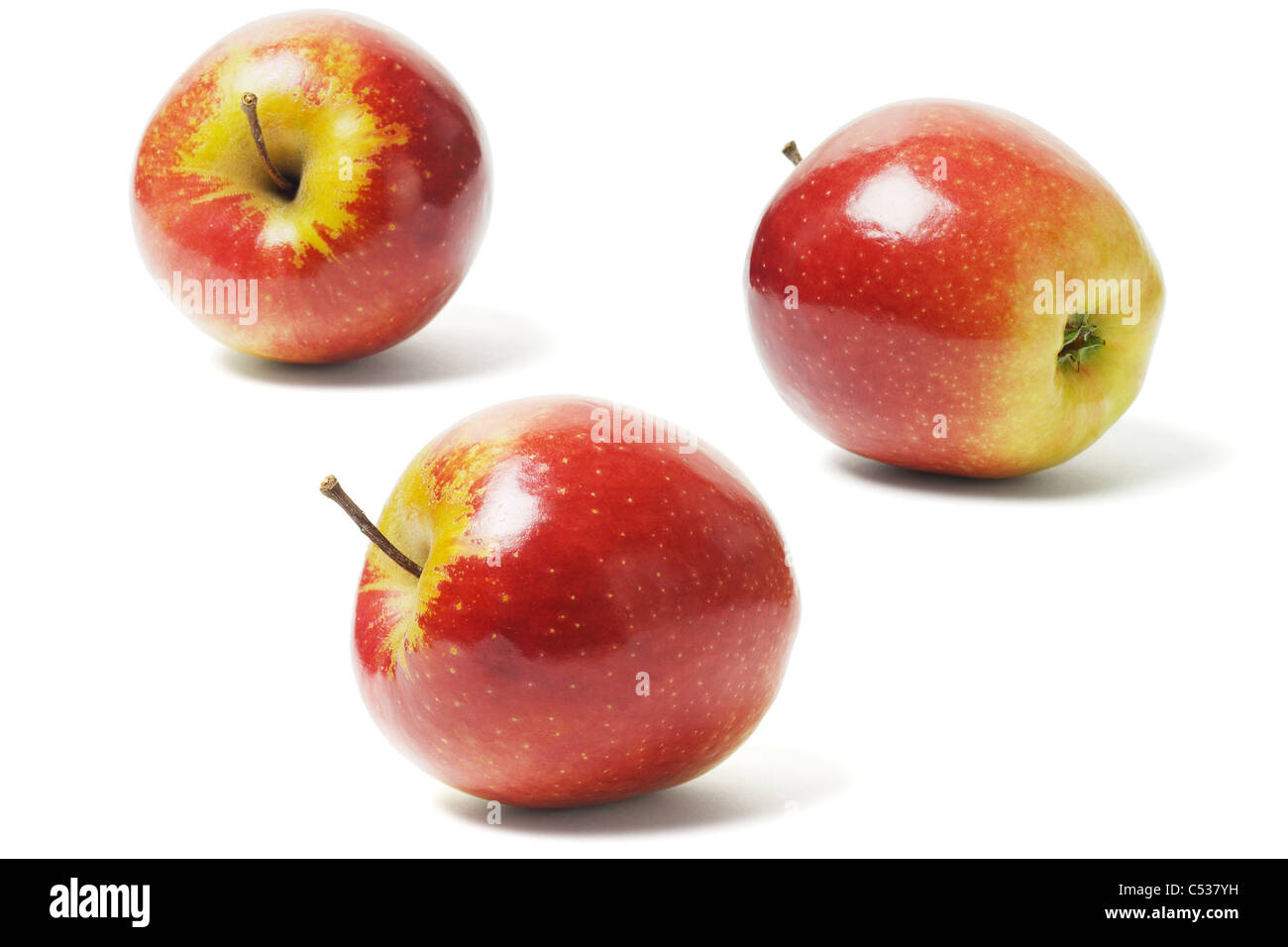 Drei frische rote Äpfel auf weißem Hintergrund Stockfoto