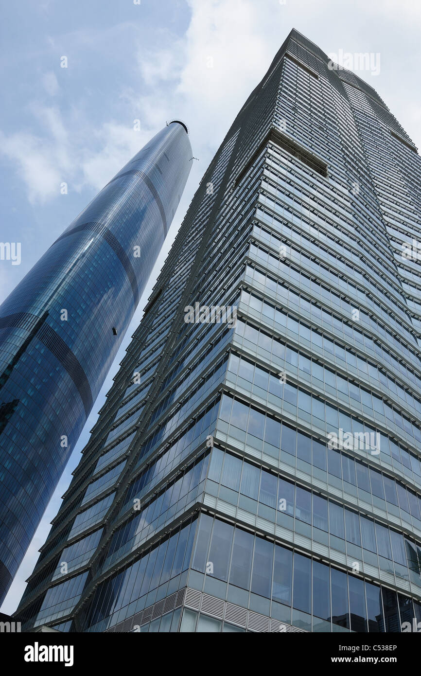 Modernes Gebäude außen unter dem blauen Himmel Stockfoto