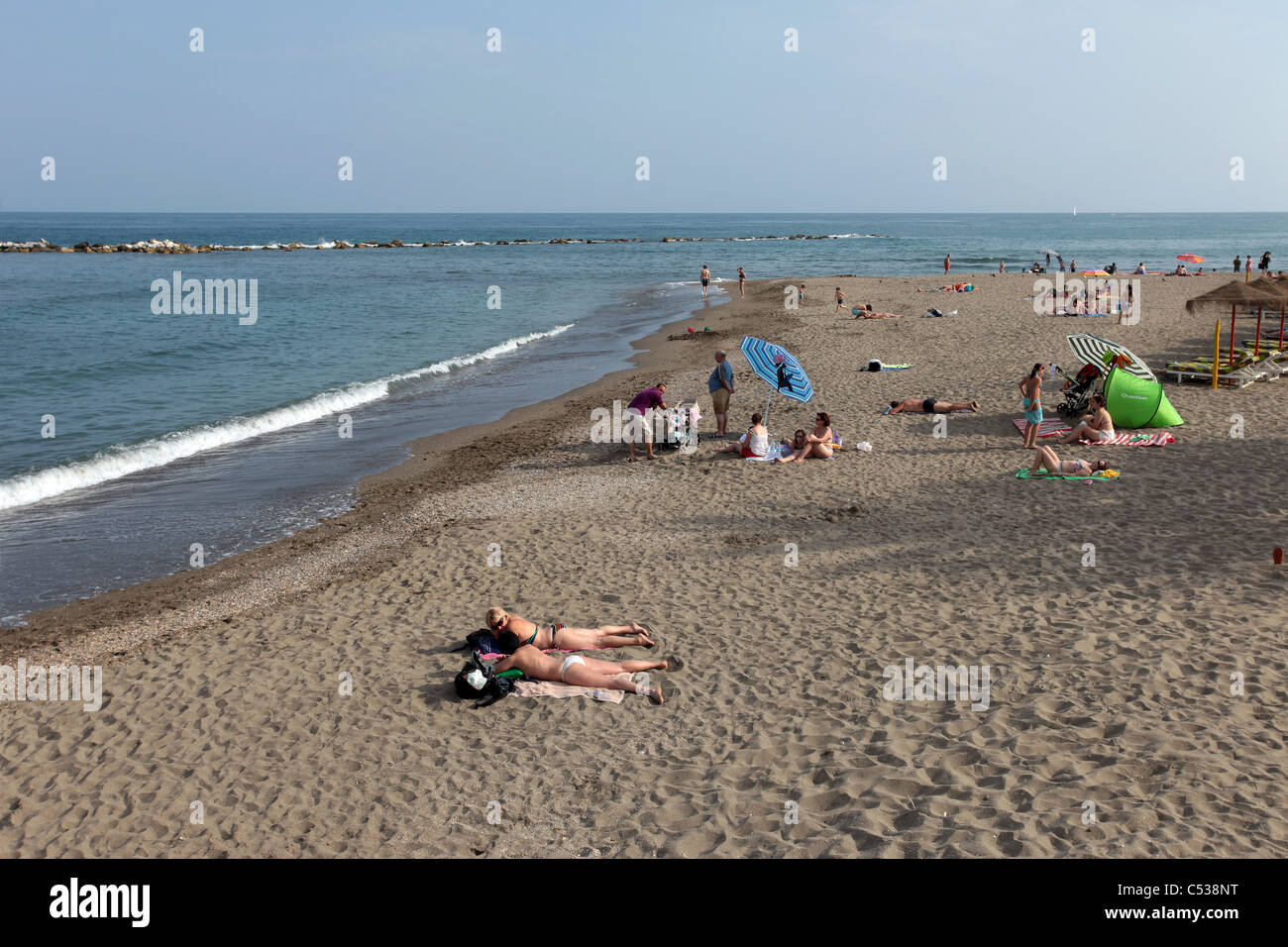 Strand in der Nähe von Malaga, Benal Madena, Spanien. Palmen, Sonnenanbeter.  Don Despain Wiederaufleben Foto. Stockfoto