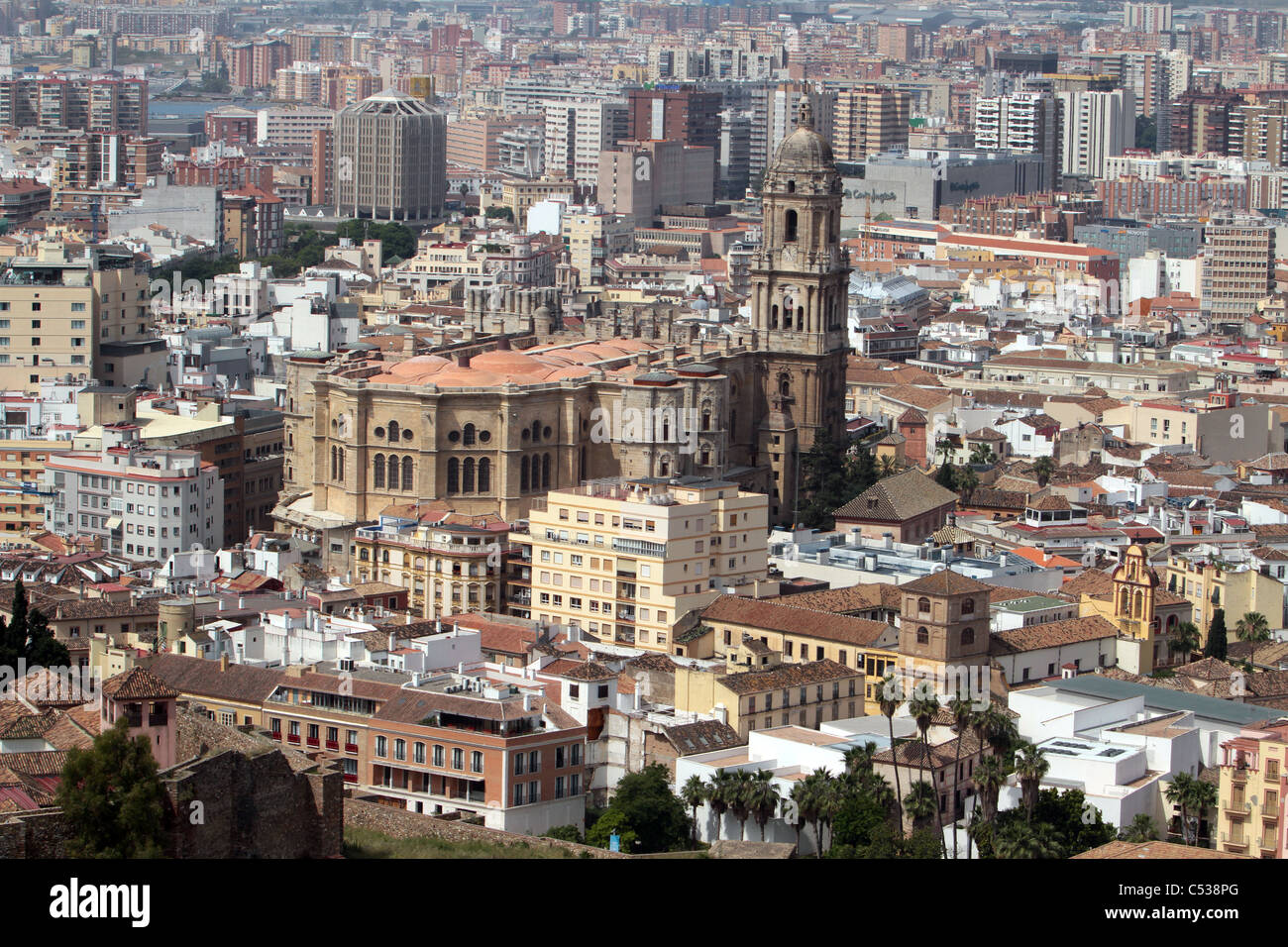 Stadt Malaga Spanien das Mittelmeer Hafen zeigen Innenstadt mit Kathedrale von Malaga mitten in der Stadt. Stockfoto