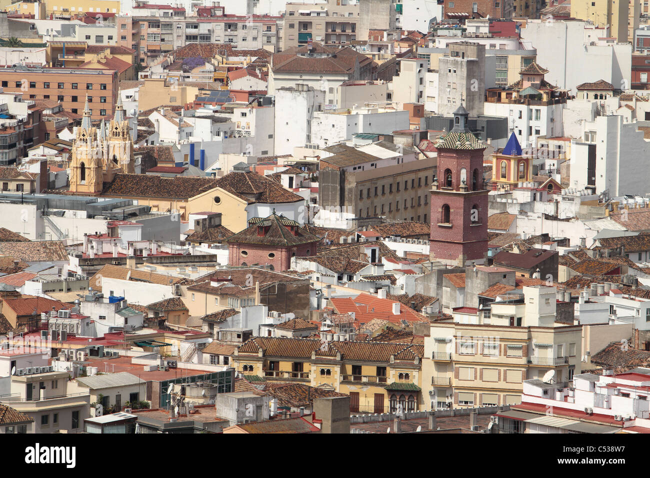 Stadt Malaga Spanien das Mittelmeer Hafen zeigen Innenstadt mit Bauten dicht beieinander und Staus. Stockfoto