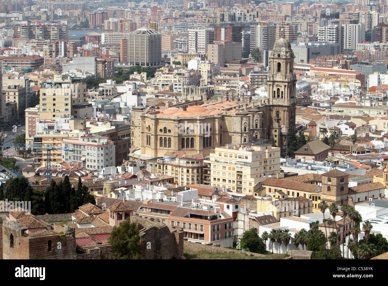 Stadt Malaga Spanien das Mittelmeer Hafen zeigen Innenstadt mit Kathedrale von Malaga mitten in der Stadt. Stockfoto
