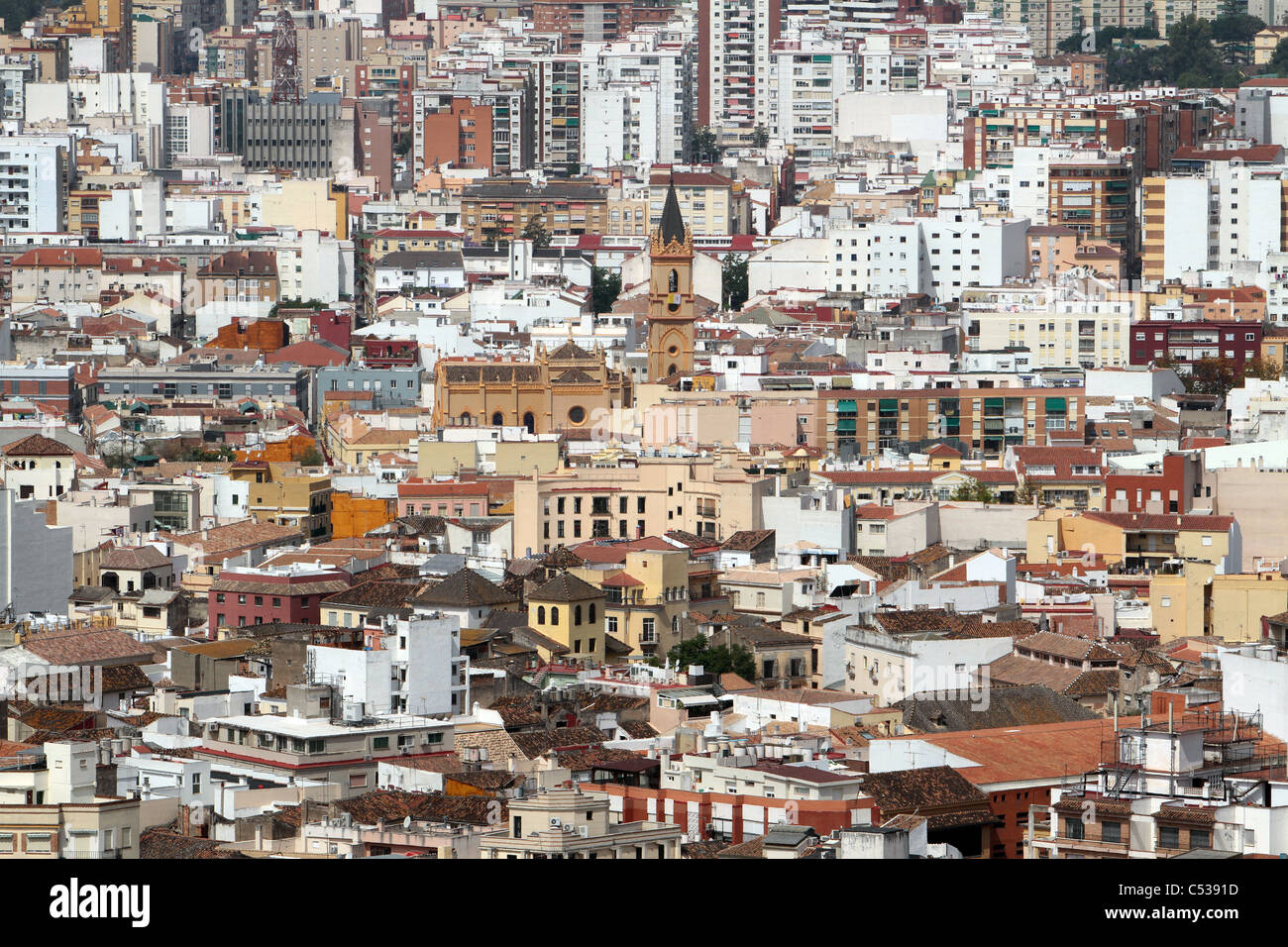 Stadt Malaga Spanien das Mittelmeer Hafen zeigen Innenstadt mit Kathedrale von Malaga mitten in der Stadt. Stockfoto