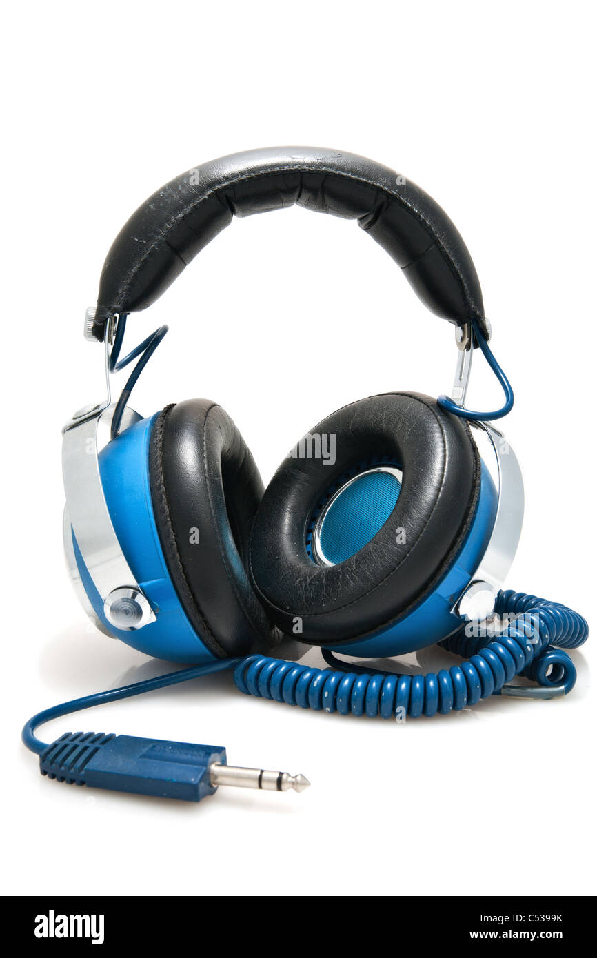 blaue Kopfhörer bereit an eine Stereoanlage angeschlossen werden Stockfoto
